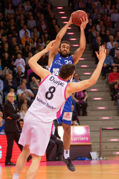 国安VS津门虎：两大王牌外援坐镇中场，塞鸟领衔进攻，法比奥冲锋.