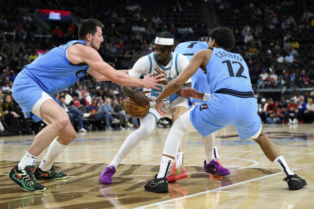 国安VS津门虎：两大王牌外援坐镇中场，塞鸟领衔进攻，法比奥冲锋.