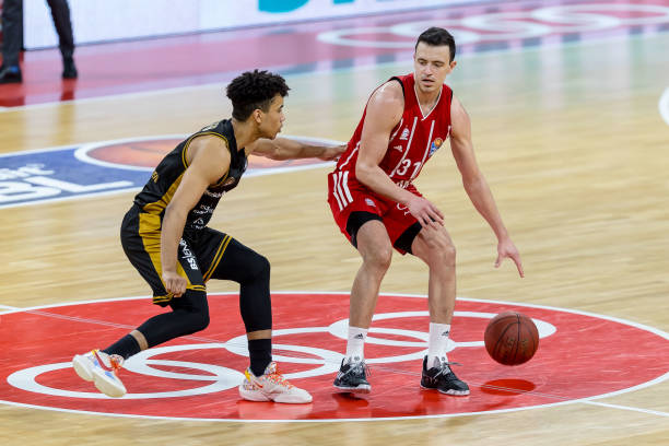 掘金险胜雄鹿108-104，森林狼绝杀马刺，西部最新排名出炉