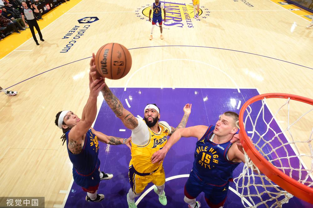 ▶️正在直播 ｜ 士气正盛的巴萨有望打破皇马主场魔咒 🆚皇马vs巴萨 ⏱️12：30 📍Movistar体育馆 🏀第14轮 ｜ 西班牙篮球甲级联赛 👇通过SPORT平台实时观赛 来源：每日体育报