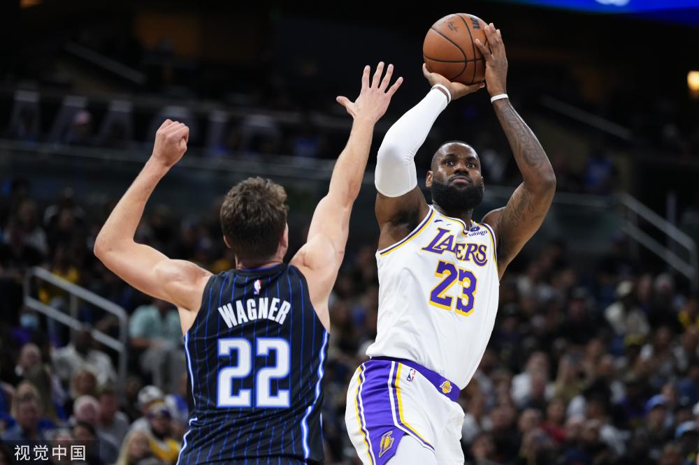 身体素质劲爆！塔克&桑普森新赛季首秀合砍26分11板3助（爆发力拉满！塔克与桑普森首战携手砍下26分11篮板3助攻）