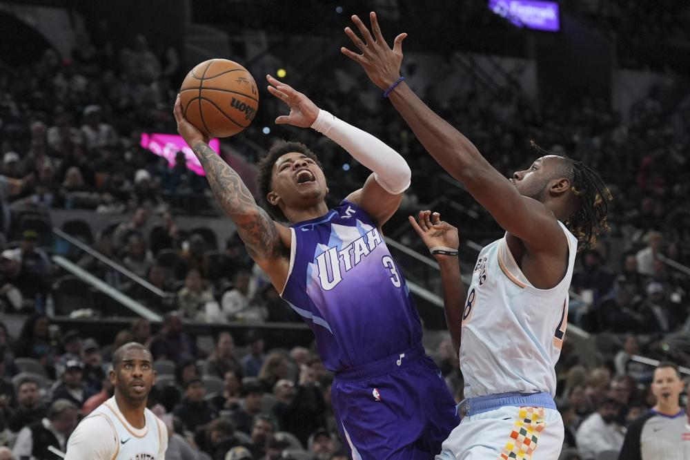 身体素质劲爆！塔克&桑普森新赛季首秀合砍26分11板3助（爆发力拉满！塔克与桑普森首战携手砍下26分11篮板3助攻）